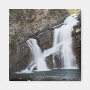 Wasserfälle, die aus eine Felsen-Klippe Magnet