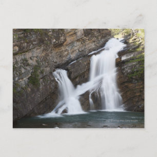 Wasserfälle, die aus eine Felsen-Klippe Postkarte