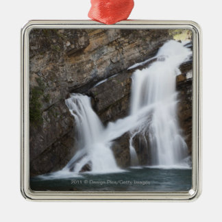 Wasserfälle, die aus eine Felsen-Klippe Silbernes Ornament