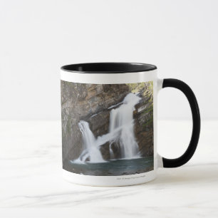 Wasserfälle, die aus eine Felsen-Klippe Tasse