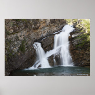 Wasserfälle, die aus einer Felswand kommen Poster