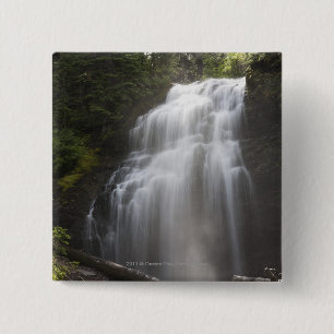 Wasserfälle, die hinunter eine Felsen-Klippe Button