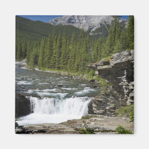 Wasserfälle mit Felsen-Leiste und einem Berg Magnet