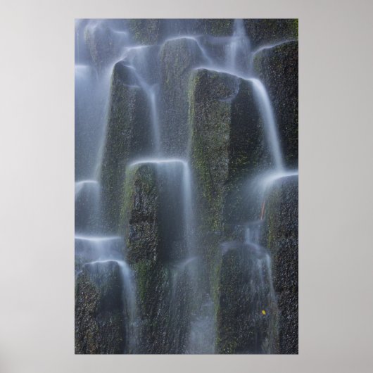 Wasserfälle über Basaltkolonnen Poster (Vorne)