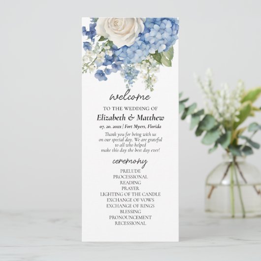 Wasserfarbe Blau Hydrangea Weißrosen Hochzeit Programm (Stehend Vorderseite)