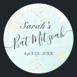 Wasserfarbe Blau x Gold Bat Mitzvah Runder Aufkleber<br><div class="desc">Dieser elegante Fledermausticker mit seiner eleganten Mitzvah-Aufschrift ist mit einem weißen Hintergrund mit türkisblauen Pinselstrichen in Aquarell und Imitaten mit goldenen Spritzern ausgestattet. Personalisieren Sie es für Ihre Bedürfnisse. Mehr passende Produkte finden Sie in meinem Geschäft.</div>