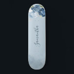 Wasserfarbe blaue Blumenschrift Custom Skateboard<br><div class="desc">Die blaue Blumengrün-Skateboard,  die Sie anpassen können,  indem Sie auf den Button "Personalisieren" klicken. Die moderne,  elegante Eukalyptuspflanze,  die blauen und weißen Blume und die moderne Gestaltung der Einrichtung.</div>