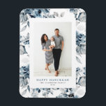 Wasserfarbe Blüten Glücklich Hanukkah Foto Magnet<br><div class="desc">Happy Hanukka! Senden Sie Ihren Freunden und Ihrer Familie herzliche Feiertage mit diesem anpassbaren Hanukkah Magneten. Es zeichnet sich durch ein Aquarellmuster blauer Blumen aus. Personalisieren Sie dieses Foto Hanukkah Magnet,  indem Sie Ihre Details. Dieser botanische Hanukkah-Magnet ist in einer Vielzahl von Kartons erhältlich.</div>