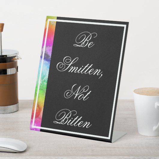 Wasserfarbe des Regenbogens darf nicht gebissen we Sockelschild (In SItu)