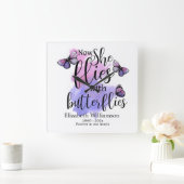 Wasserfarbe fliegt sie mit Schmetterlingsgedanken Quadratische Wanduhr (Zuhause)