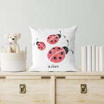 Wasserfarbe Ladybug Personalisierte Keuchkissen Kissen<br><div class="desc">Lass diese süßen Ladybugs bringen Glück in deine Zuhause! Die perfekte Touch für ein Mädchenzimmer. Personalisieren Sie die Einstellungen mit einem Namen oder verließ leer. Koordiniert perfekt mit unseren anderen Watercolor Ladybug Accessoires,  Kleidung,  Geschenke und Party Zubehör!</div>