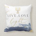 Wasserfarbe Menorah Live Liebe Light Hanukkah Kissen<br><div class="desc">Dieses Hanukkah-Wurfkissen ist mit einem Marinefarbenmuschel,  goldenen Spritzern und einer vergoldeten Wasserfarbenmenorah ausgestattet. Editieren Sie den Hintergrund,  um Ihre Haushaltsdekoration und verwenden Sie für Ihr Lichtfestival.</div>