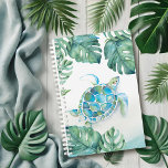 Wasserfarbe Tropische Meeresschildkröte Planer<br><div class="desc">Der Küstenplaner zeigt meine originalen Aquarellenschildkröten Flamingo und Monstera Palmenblätter in üppigen tropischen Grüntönen. Ideal für die Planung der Wochentage oder für die Planung Ihrer Hochzeitspläne. Auch macht ein tolles Muttertagsgeschenk Um mehr Montag- und Wochentarifer von Victoria Rigali Designs zu sehen,  besuchen Sie www.zazzle.com/dotellabelle</div>