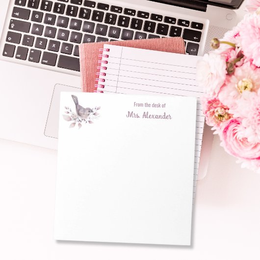 Wasserfarbe vom Schreibtisch des weiblichen botani Notizblock