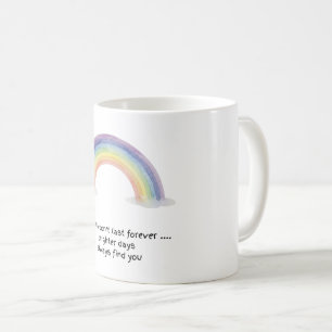 Wasserfarben-Regenstürme halten nicht an Kaffeetasse
