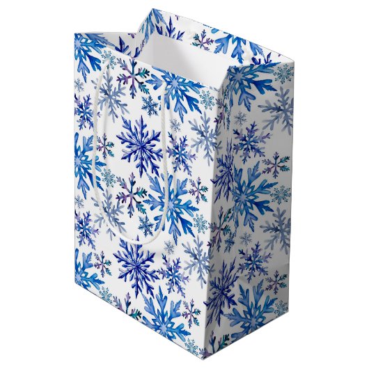 Wasserfarben-Schneeflocken-Muster Mittlere Geschenktüte (Rückseite Schrägansicht)
