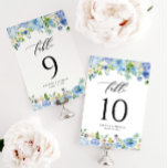 Wasserfarbenblaues Hydrangea und Hochzeit von Rose Tischnummer<br><div class="desc">Eine individuell anpassbare Tischnummer mit Aquarellblütenkopf bestehend aus blauen Rose und Hydrangeas,  Elfenbein-Rose,  Anemonen und Grünpflanzen. Personalisieren Sie diese,  indem Sie Ihre Daten hinzufügen. Diese blauen Hydrangea-Tischnummern sind perfekt für Hochzeiten,  Brautpartys,  Geburtstagsfeiern und vieles mehr.</div>