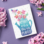 Wasserfarbenblüte, wo Sie gepflanzt werden Postkarte<br><div class="desc">Bloom Where You Are Planted Postcard - Eine wunderschöne Imitat Aquarell-Design-Postkarte mit einem Wasser kann voller blühender Blume und einem Schmetterling. Im Bloom, wo man ein Zitat pflanzt, geht es um Dankbarkeit. Es geht darum, die Chancen zu nutzen, die Ihnen geboten werden, und dankbar zu sein. Diese frische und stilvolle...</div>