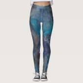 Wasserfarbencosmos im Blauen und Schwarzen Raum Leggings (Vorderseite)