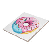 WasserfarbenDonut mit Eisen und Sprinklen auf Weiß Fliese (Seite)