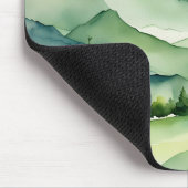 Wasserfarbene Berge und Bäume Mousepad (Ecke)