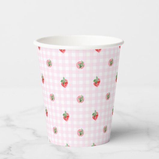 Wasserfarbene Erdbeeren auf einem rosa Gingham Pappbecher (Vorderseite)