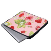 Wasserfarbene Erdbeeren, nahtlos, fruchtig. Laptopschutzhülle (Vorne Knopf)