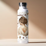 Wasserfarbene Frau mit brauner Haarboho-Bestätigun Trinkflasche<br><div class="desc">Erleben Sie Ihren Tag mit dieser aufregenden Wasserfarben-Boho-Affirmationswasserflasche. Mit einer wunderschönen Abbildung einer Frau mit fließendem braunem Haar ist diese Flasche eine Erinnerung, Ihre natürliche Schönheit zu begrüßen und Ihre Kraft zu feiern. Die auf der Flasche aufgedruckten inspirierend Bezeichnungen werden Sie ermutigen, positiv bleibe und sich auf Ihre Ziele zu...</div>