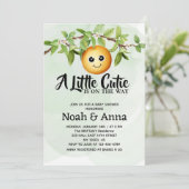 Wasserfarbene kleine Süsse ist auf dem Weg Babydus Einladung (Stehend Vorderseite)