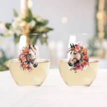 Wasserfarbene Pferdeköpfe mit Blumenkränzen