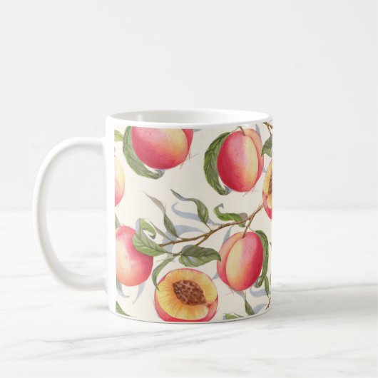 Wasserfarbene Pfirsiche, nahtlose Blumenmuster. Kaffeetasse (Links)