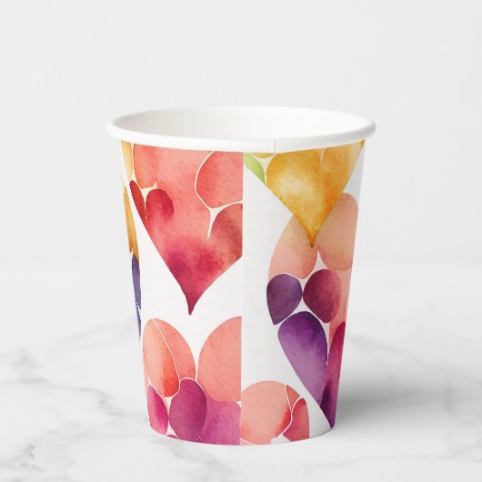Wasserfarbene Regenbogenherzen Muster. Valentinsta Pappbecher (Rechts)