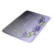 Wasserfarbene violette Blumen Badematte (Schrägansicht)