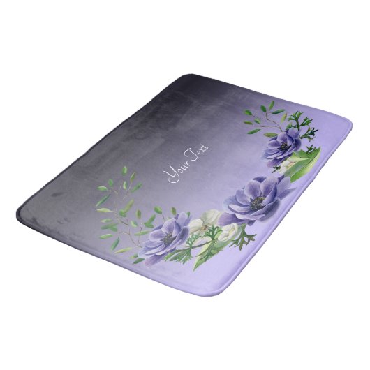 Wasserfarbene violette Blumen Badematte (Schrägansicht)