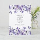 Wasserfarbene violette Blumen Hochzeit Einladung (Stehend Vorderseite)