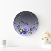 Wasserfarbene violette Blütensäcke Große Wanduhr (Zuhause)