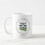 Wasserfarbener Raccoon mit Scarveci Winter Kranz Kaffeetasse (Links)