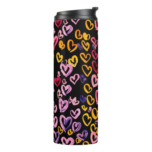 Wasserfarbenes nahtloses Muster mit Herzen.  Thermosbecher (Nach links gedreht)