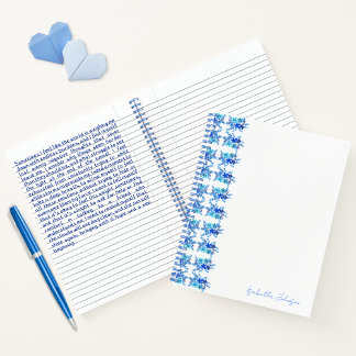 Wasserfarbenes Notizbuch mit blauem floralem Muste