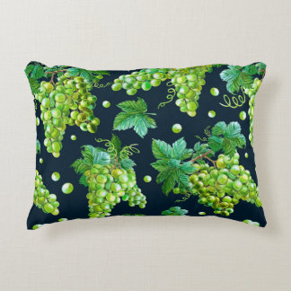 Wasserfarbengrüne Traube, Blätter auf dunklem Hint Dekokissen