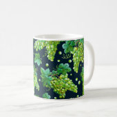 Wasserfarbengrüne Traube, Blätter auf dunklem Hint Kaffeetasse (VorderseiteRechts)