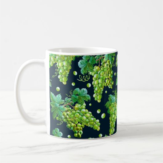 Wasserfarbengrüne Traube, Blätter auf dunklem Hint Kaffeetasse (Links)