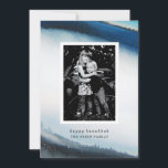 Wasserfarbenkarte Happy Hanukkah Feiertagskarte<br><div class="desc">Eine wunderschöne Art,  Hanukkah Grüße in dieser Ferienzeit zu schicken. Diese blaue und weiße Hanukkah-Fotokarte wird Ihre Familie und Freunde bezaubern. Achten Sie auf die Koordination von Produkten aus den Parcel Studios.</div>