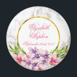 Wasserfarbenmagnolien, Hochzeit mit weißem Marmor Magnet<br><div class="desc">Ein Hochzeitsmagnet mit elegantem modernem Design - eine weiße Marmorstruktur aus Imitaten bildet den Hintergrund. Oben platziert ist ein Rahmen mit einem goldenen Rahmen für Imitate. Große rosa und lila magnolische Blume mit grünen Akzenten zieren das Design.</div>