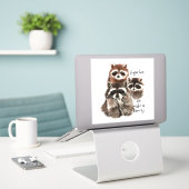 Wasserfarbenraccoon zusammen machen wir eine Famil Aufkleber (Laptop auf Schreibtisch)