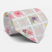 Wasserfarbenrosa Blumenfrucht mit stylischem Schac Krawatte (Gerollt)