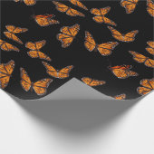 Wasserfarbenschmetterlinge auf schwarzem Hintergru Geschenkpapier (Ecke)