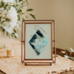 Wasserfarbenwellen Elegante Hochzeitskarte Tischnummer<br><div class="desc">Die Karte des Hochzeitstischs ist mit einem Pinselstrich in Aquarellfarbe in tiefblau, mit goldenen Akzenten, die Wellen am Strand imitieren, ausgestattet und ist somit die perfekte Wahl für eine Hochzeit im Sommer oder für eine Hochzeit am Strand. Es ist minimalistisch und elegant in Layout und Schriftart Auswahl., auch sehr einfach...</div>