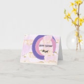 Wasserfarbenwolken in Rosa und Gold. Happy Birthda Karte (Gelbe Blume)