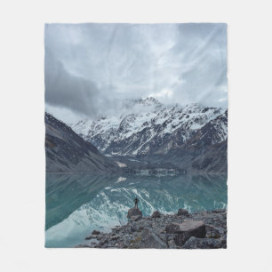 WASSERFLÄCHE MIT AUSBLICK AUF BERGE WÄHREND DES TA FLEECEDECKE